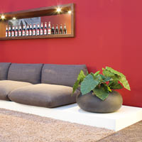 Кашпо Fleur Ami Polystone Donut Anthracite в интерьере