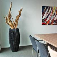 Кашпо River Vase Black в интерьере